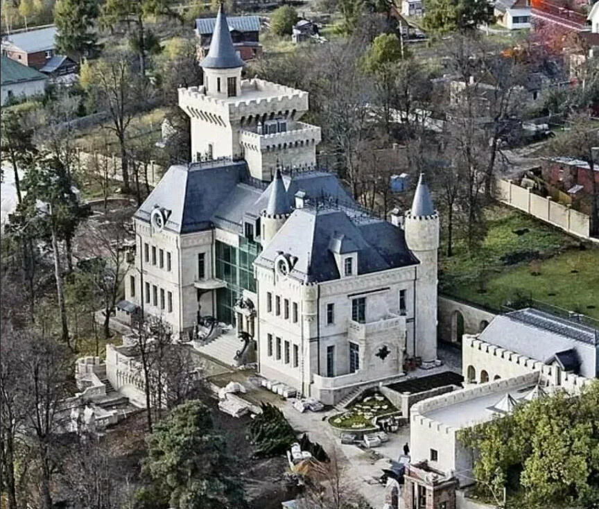 Замок М.Галкина и А.Пугачёвой. Деревня Грязь.