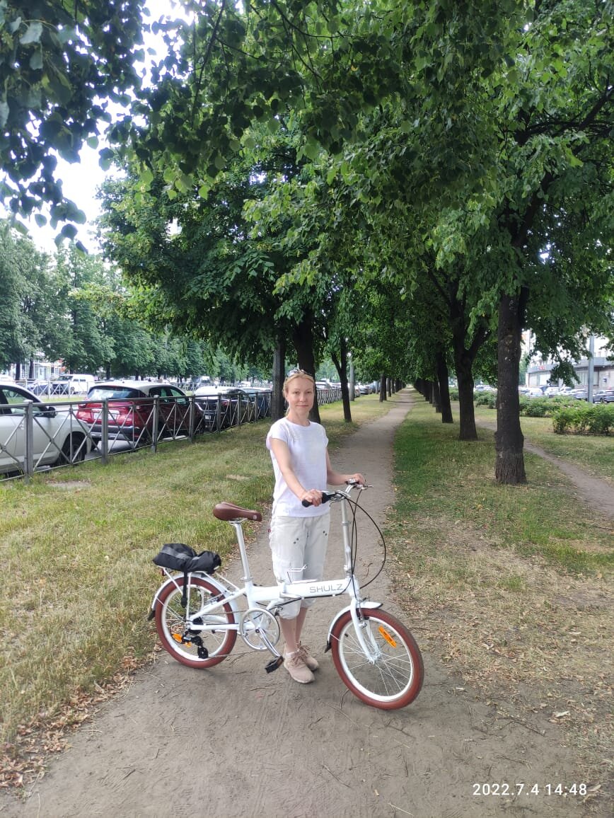 На багажнике чехол от велосипеда. 