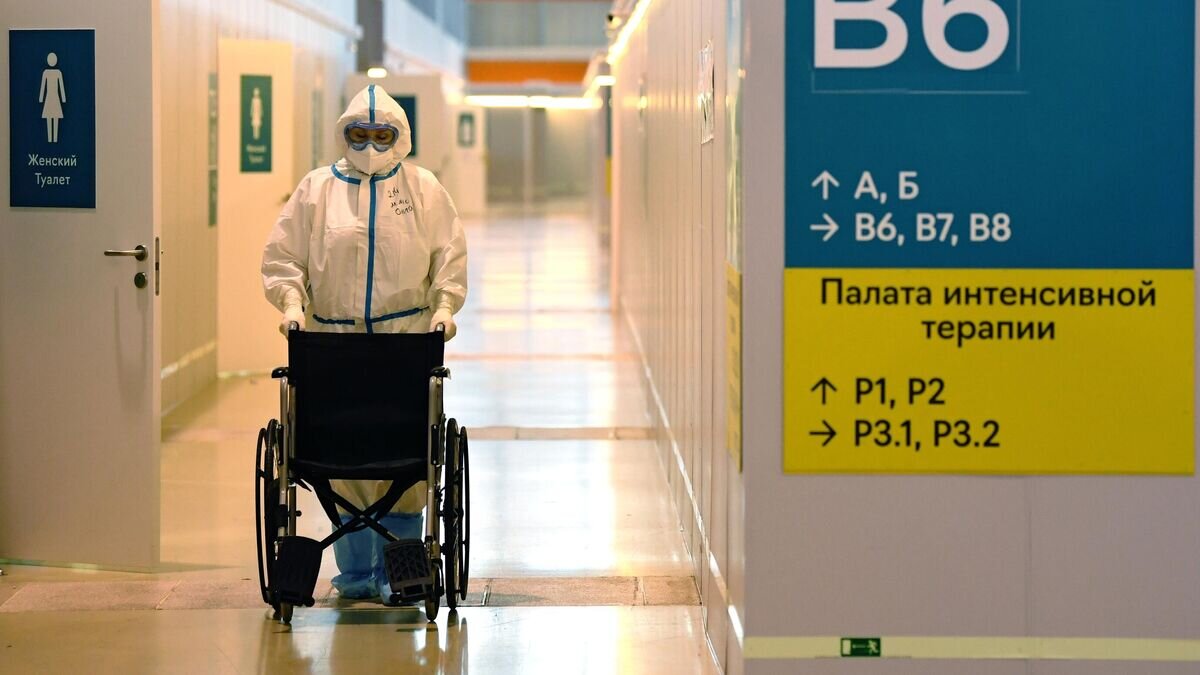    Медицинский работник во временном госпитале COVID-19 на ВДНХ в Москве© РИА Новости / Павел Бедняков