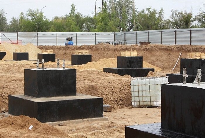 Столбчатые фундаменты для дальнейшего монтажа колонн
