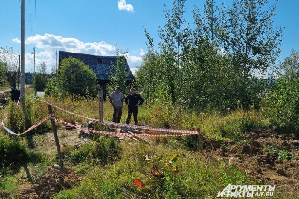    Сейчас трава вытоптана, но в день трагедии колодец находился в густых зарослях высокой травы. Фото:  АиФ/ Татьяна Титова