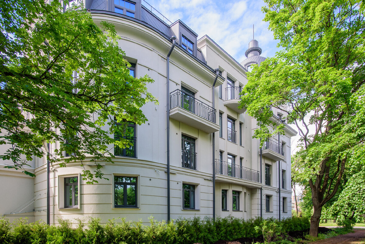 Отреставрированный дом "Крестовский IV", холлы которого украсят мраморные скульптуры Людмилы Караевой. 