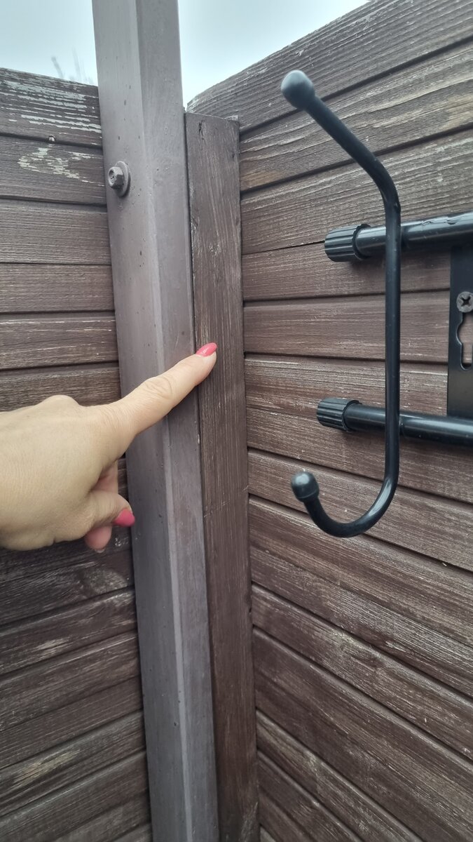 Сначала монтируется на болты к металлопрофилю деревянная планка, а на эту деревянную планку вагонка с помощью гвоздей. 