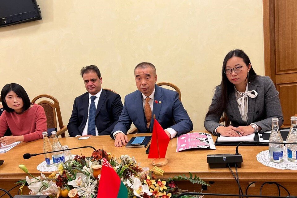     Китайская делегация посетила белорусские молочные заводы и планирует производить свою упаковку в Беларуси. Фото: Минсельхозпрод