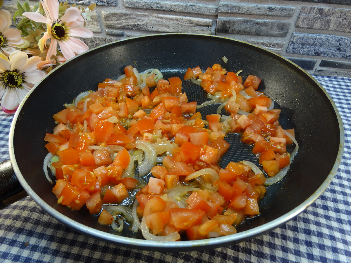 Яичница с шампиньонами, помидорами и луком | Готовим вкусно дома/  Кулинария/ Рецепты | Дзен