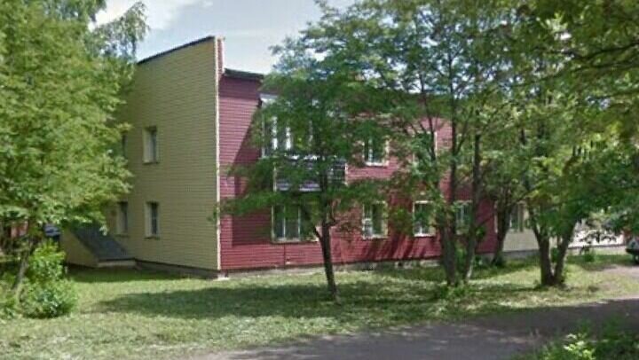     В социальных сетях жители Глазова пожаловались на сырость в доме, которая появилась из-за экспериментальной обшивки здания сайдингом.