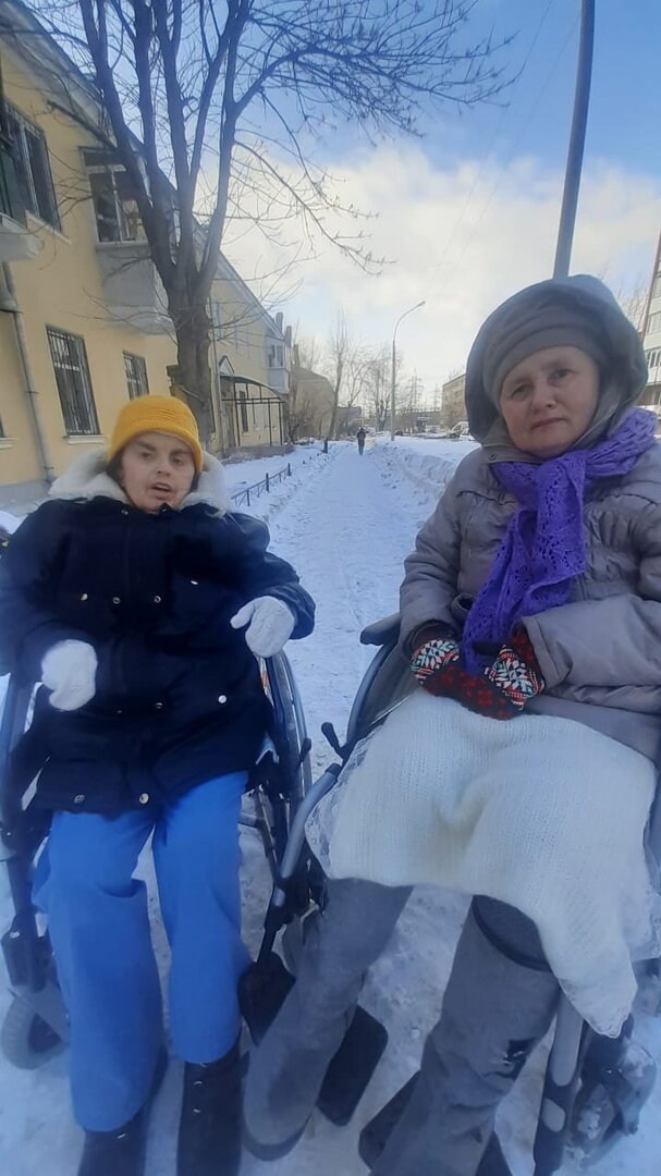 ....СУББОТНИЙ ПОКОЙ установлен для физической и духовной пользы человека, а не для лишения его доброй деятельности. Еженедельное устранение от обычных занятий дает возможность человеку собрать свои мысли, обновить свои физические и душевные силы, осмыслить цель своих трудов и вообще своего земного существования. Труд необходим, но важнейшим делом является спасение души.

В новозаветные времена, с пришествием Спасителя, святым днем, днем покоя для христиан, как последователей Христа, стал день воскресный, потому что в этот день воспоминается величайшее событие, которое произошло в истории человечества – Воскресение Господа нашего Иисуса Христа. В чем должна выражаться святость воскресного дня? Прежде всего, этот день стоит особо посвятить молитве, принять участие в общественном богослужении – Литургии, и добрым делам, например, навестить больных, помочь немощным.

В то же время нарушают четвертую заповедь не только те, кто работают в воскресенье, но и те, которые ленятся трудиться в будничные дни и уклоняются от своих обязанностей, потому что заповедь говорит: «шесть дней трудись». Нарушают четвертую заповедь и те, которые хотя и не работают в воскресенье, но при этом не посвящают его и Богу, а отдают его исключительно земным увеселениям...
https://azbyka.ru/otechnik/Aleksandr_Mileant/zapovedi-bozhii/