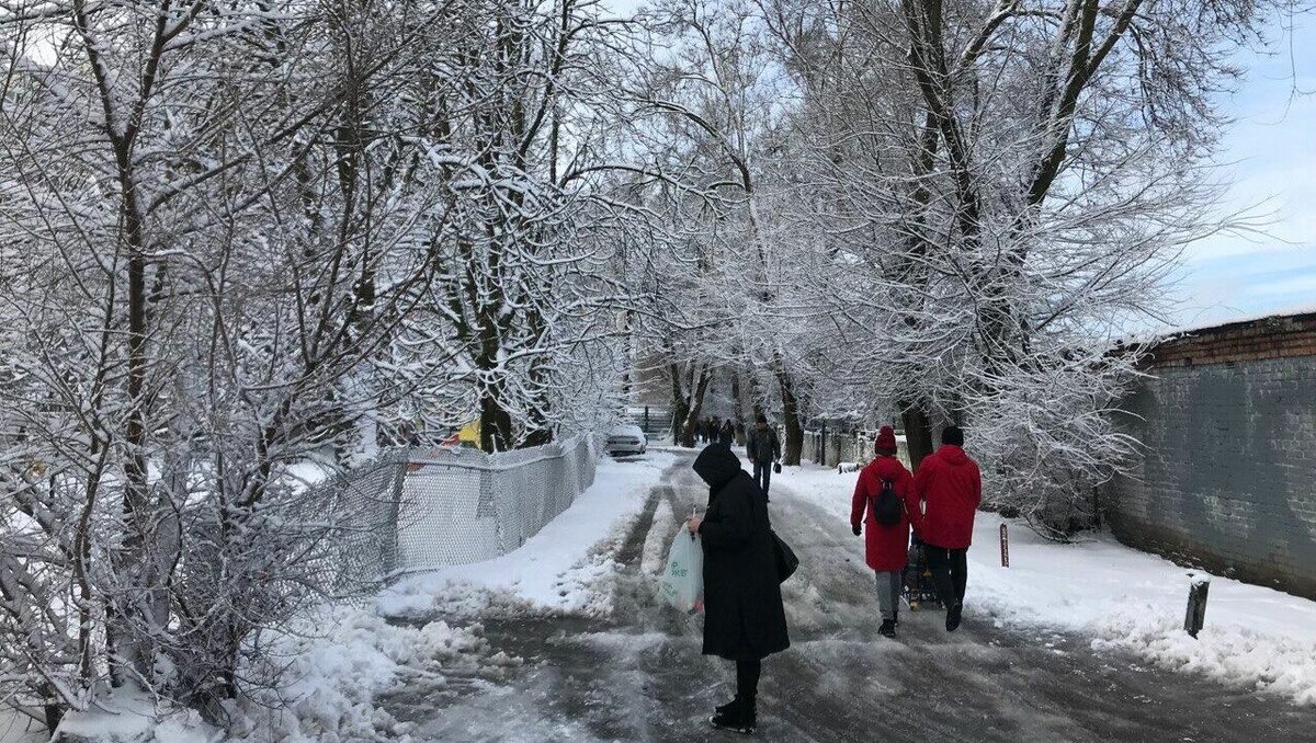     В Ростове жителей предупреждают о гололедице на дорогах после прошедшего ливня.