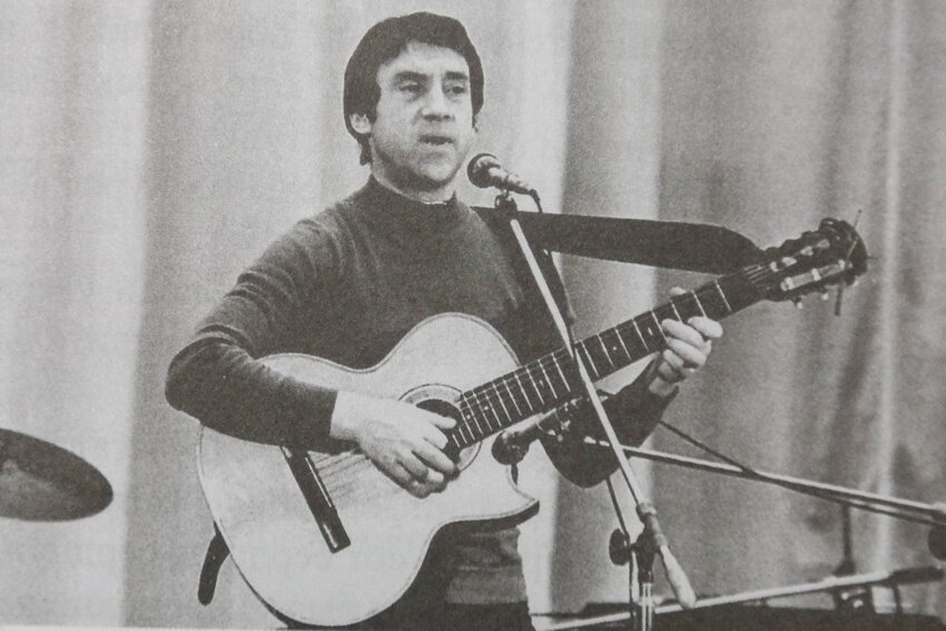 На концертах владимира высоцкого. Концерт владимира высоцкого видео. Концерт владимира высоцкого 1977. Концерт владимира высоцкого 1977. Концерт владимира высоцкого 1977.