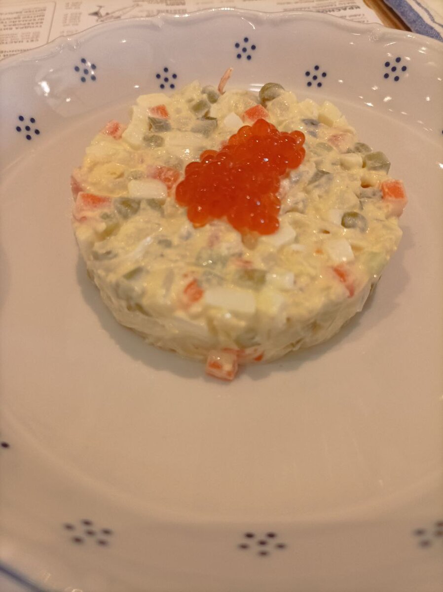 Оливье с крабом и икрой