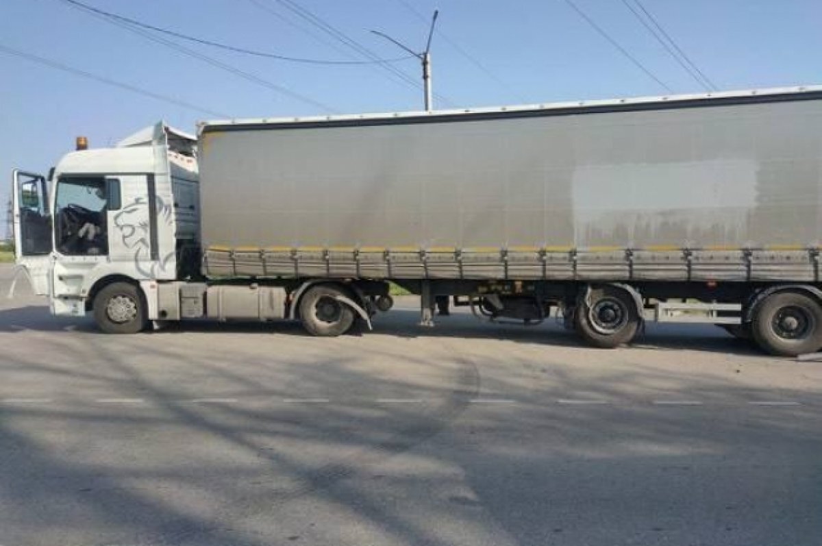    В Воронежской области водитель легковушки устроил ДТП с двумя грузовиками
