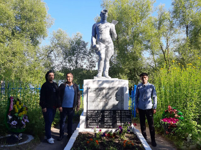    Семья Махашовых из Казахстана приехала почтить память родного человека