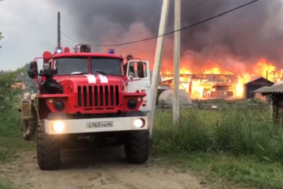    Тушение пожара в с. Шайдуриха в Свердловской области ©Telegram-канал Главного управления МЧС России по Свердловской области