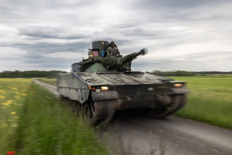    Солдаты РФ впервые на Украине захватили шведскую БМП CV-90