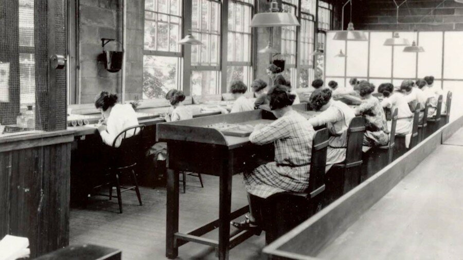 В мастерской U.S. Radium, Нью-Джерси, США, около 1922 года. Domaine Public/Wikimedia Commons