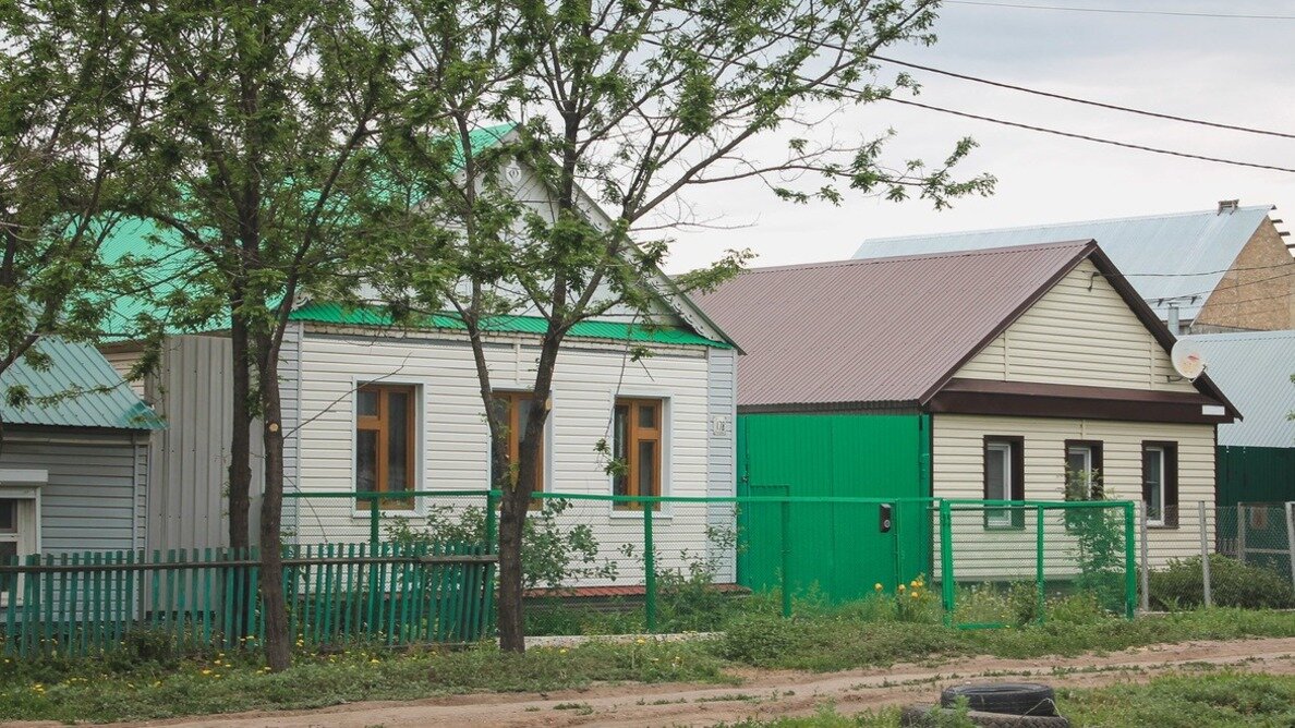     В областной столице стоимость дачи (участок с небольшим домом) достигает 1,5 млн рублей. Наиболее востребованы участки по цене от 1,2 до 1,6 млн, самые доступные варианты на Велижанском тракте.