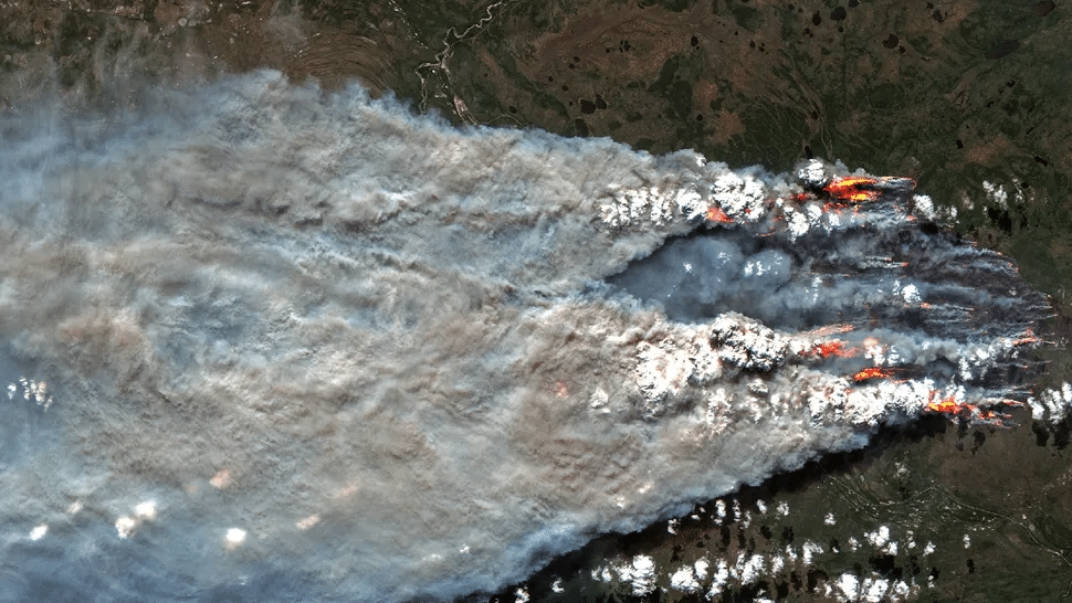 Снимки с космоса пожары. Пожар в космосе. Лесные пожары в Канаде вид со спутника. Лесной пожар из космоса.