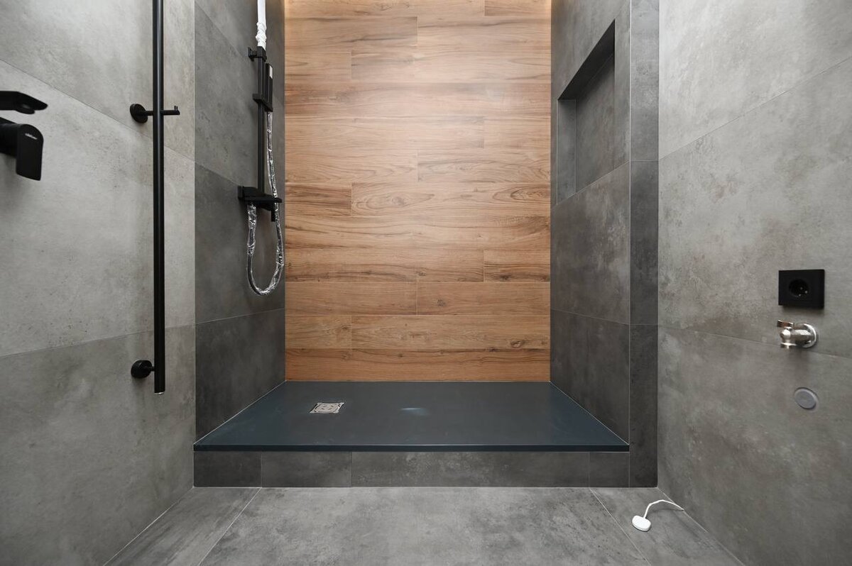 Поддон в строительном исполнении, сверху поддон из искусственного камня  