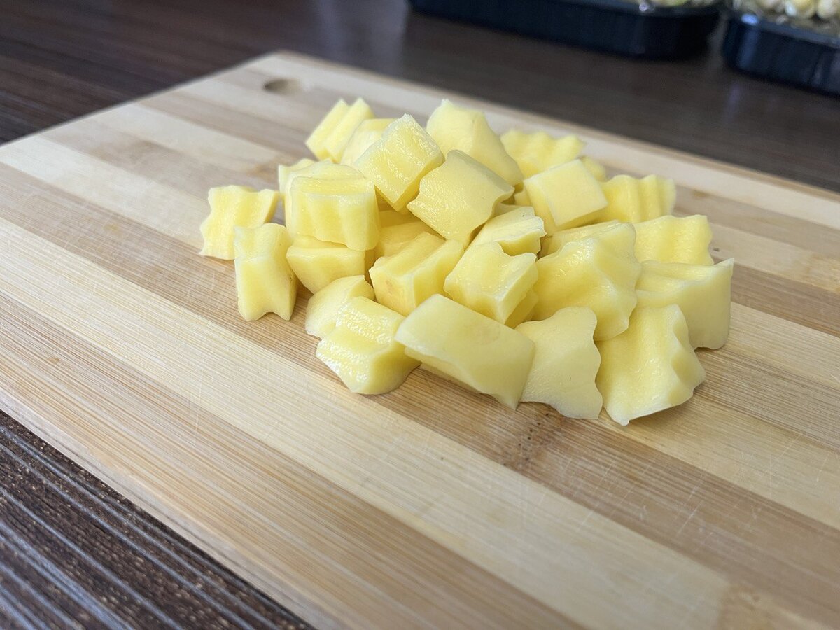 Нарежем картофель на небольшие квадратики