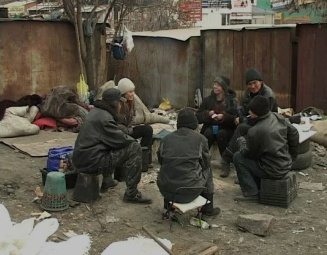 собирают мебель и бухают