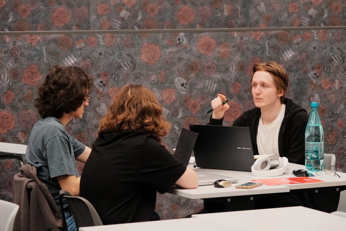 Рохх, Данила и Никита обсуждают проект