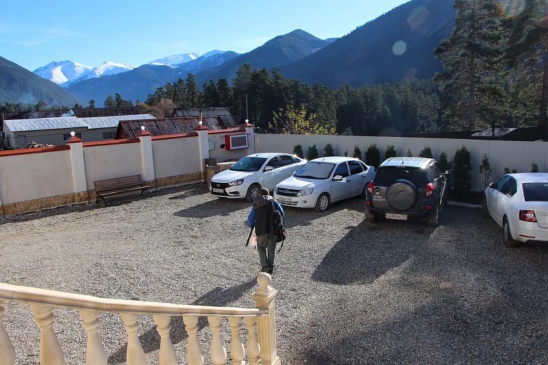 Парковка во дворе отеля.