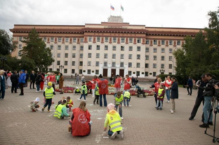 Фоторепортаж из мест раздачи масок волонтерами штаба "Мы вместе" в Тюмени - Фото