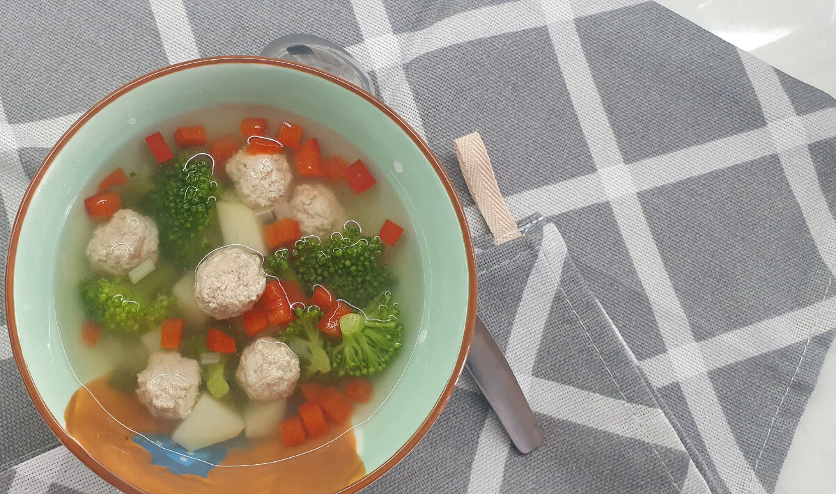 Суп с фрикадельками, брокколи и перцем:)