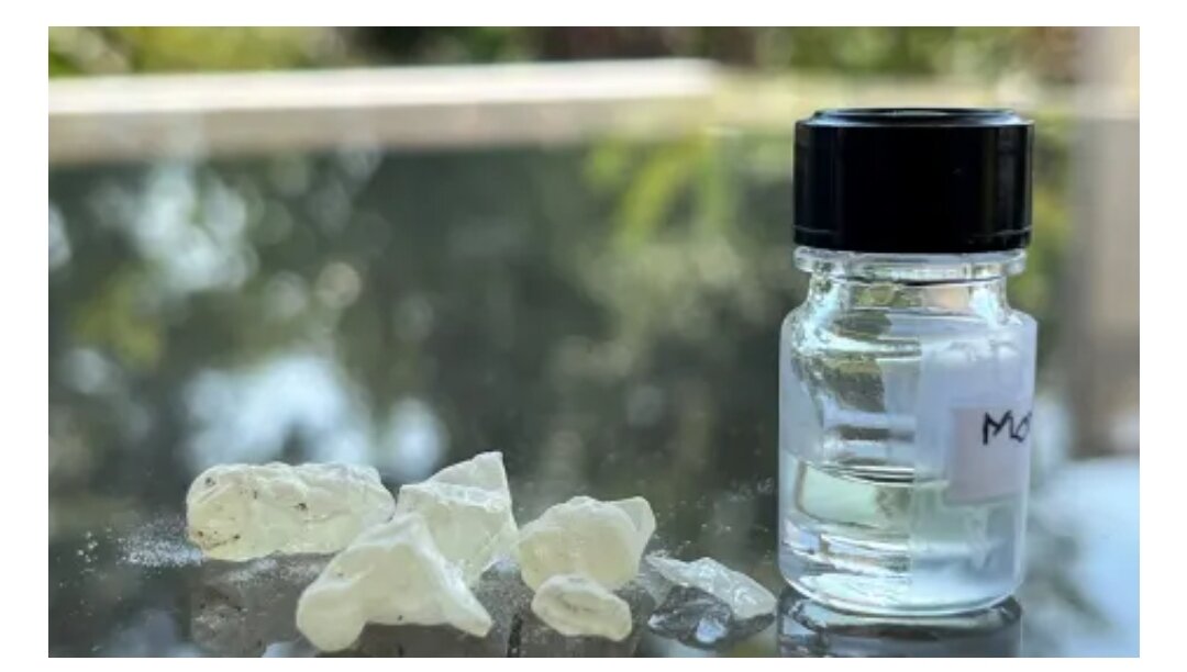 Смола даммара, ингредиент, используемый при бальзамировании, рядом с флаконом с воссозданным древним ароматом.