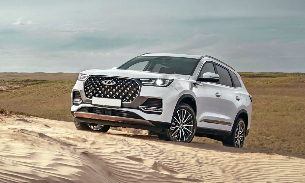 Модель Tiggo 8 появилась в 2018 году, в 2020 году — глубокий рестайлинг, но в виде дополнительной модели Tiggo 8 Pro. Max — указание на наиболее крутую комплектацию с двухлитровым турбомотором. В ходе обновления, модель получила новый интерьер и ряд элементов комплектации. Выросла и цена. Вместе в тем, в Chery рассчитывают продавать до двух тысяч таких машин в месяц. Основания есть Chery сегодня — самая продаваемая иномарка в России. В компании знают толк в продажах, так что все может получиться.