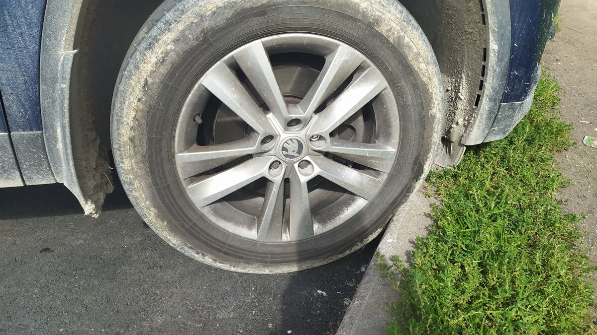 В процессе "порчи" покрышки.