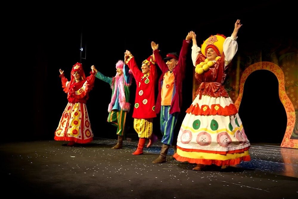    Под грохот снарядов работники сцены создают для жителей Донбасса мир доброты и надежды. Кадр из фильма «Куклы, книги и война». Фото: Международный фестиваль документального кино «RT.Док: Время героев»