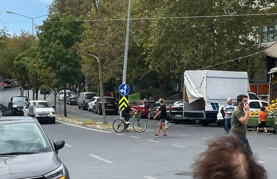Вот сегодня видела мальчика. Это дорога, по которой ездят маршрутки и автобусы.