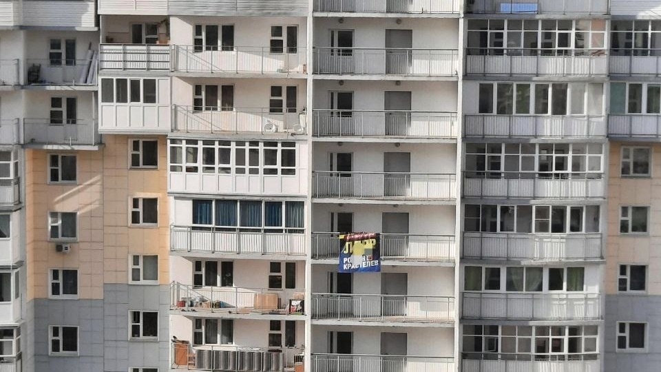     Жители Красноярска продолжают жаловаться на агитацию в дни голосования. «Проспект Мира» спросил у избирательной комиссии края, что является нарушением, а что нет.