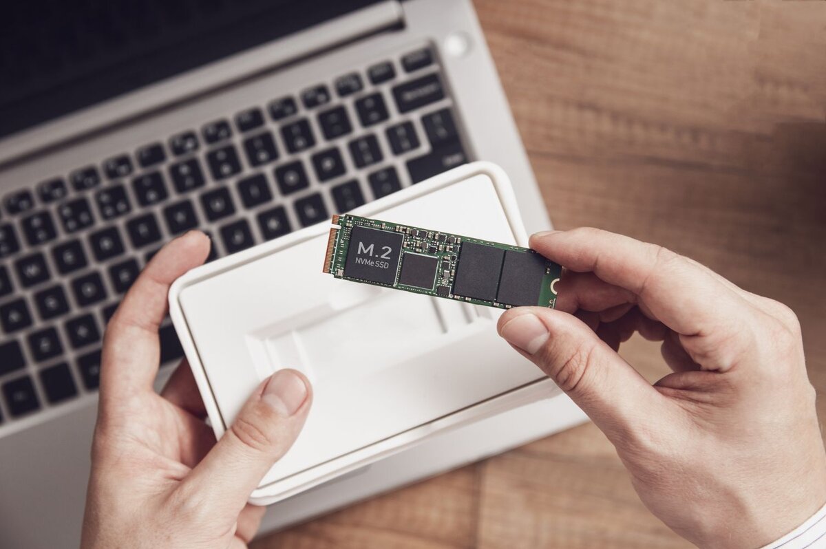Твердотельные накопители (SSD) в последние годы стали очень популярной альтернативой традиционным жестким дискам (HDD). Их главные преимущества - высокая скорость работы и отсутствие подвижных механических частей. Однако вокруг SSD сложилось немало мифов и заблуждений.