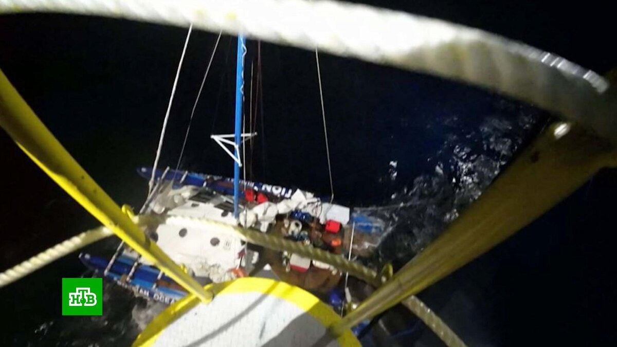    Австралийские акулы утопили катамаран российских путешественников