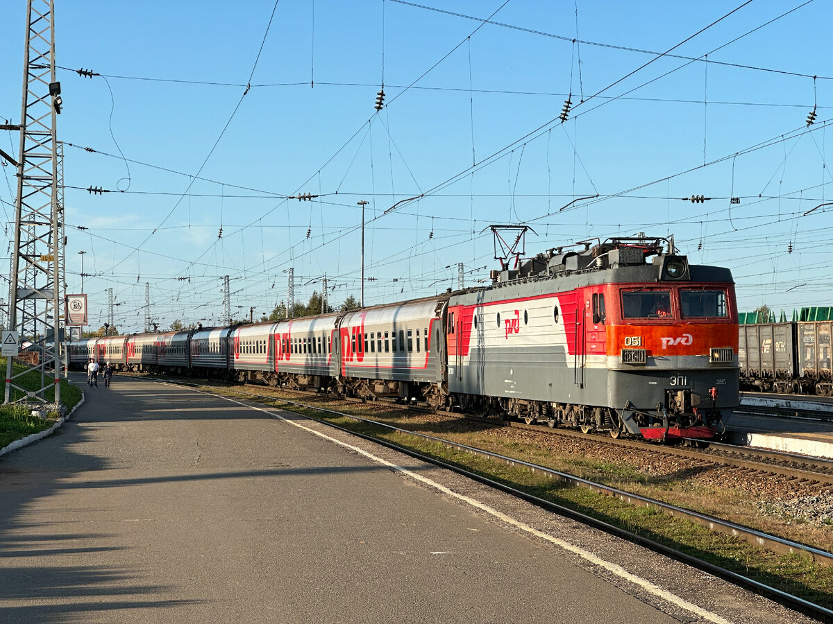 Электровоз ЭП1-051 (ТЧЭ-8 Киров) с пассажирским поездом №2 Москва - Владивосток, 05.09.2023