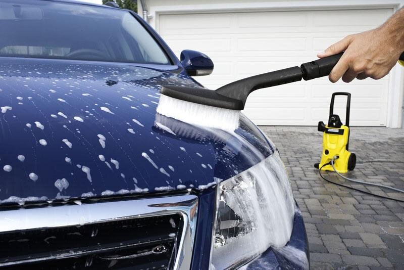 Можно ли мыть машину на даче. Karcher for car. Car Wash Karcher. Мойка машины керхером. Щетка для мойки авто.