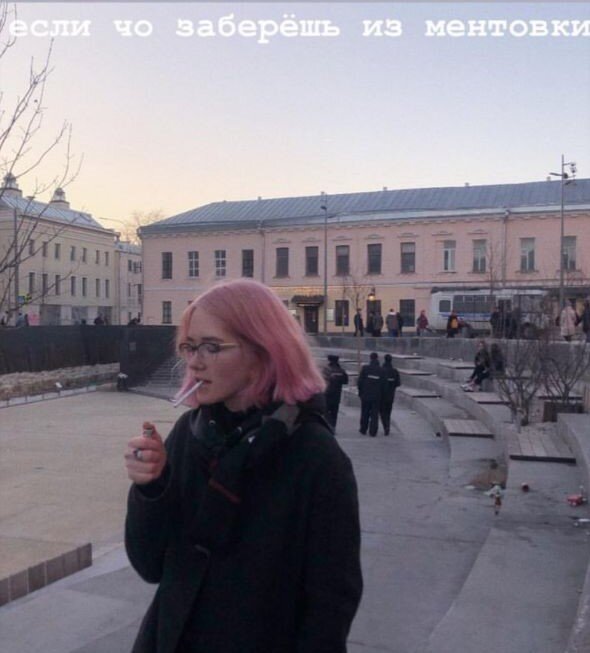 Сами они весело шутят про поездки в автозаках