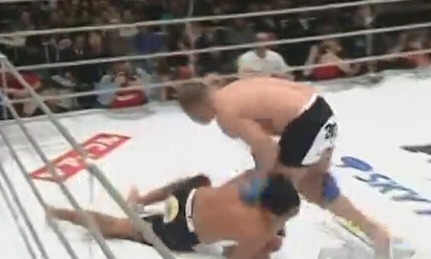 Ногейра неудачно проходит в ноги Емельяненко