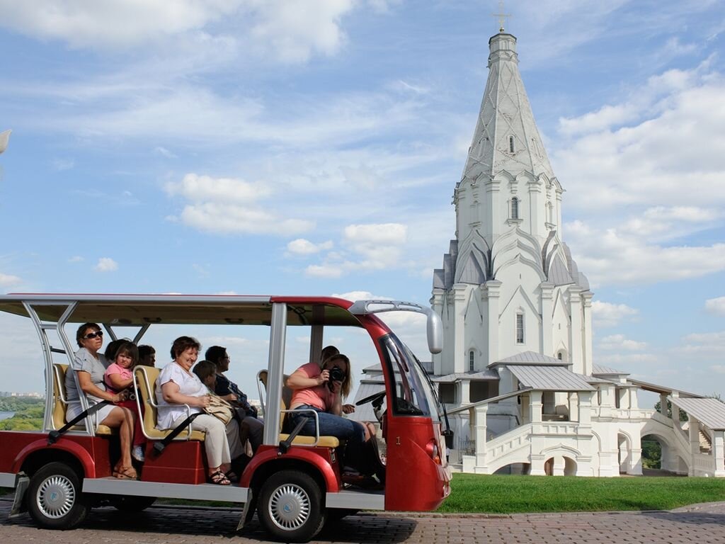 Going to moscow. Парк Коломенское электромобили. Электрокар для экскурсий. Экскурсии на электрокарах. Паровозик Коломенское.