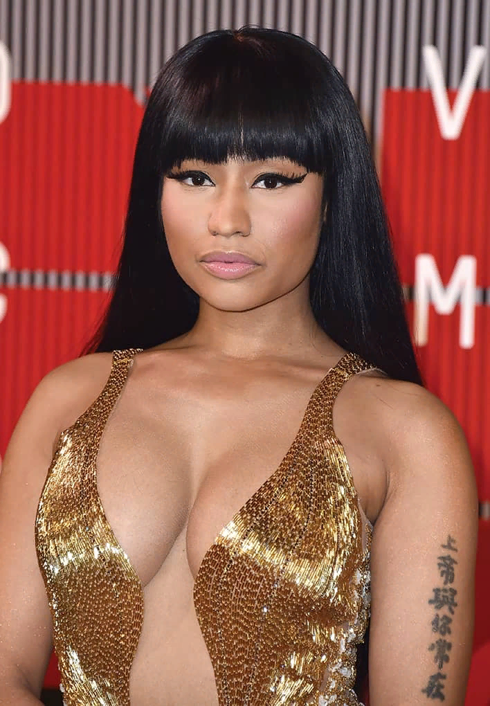 9 Ники Минаж - Размер 4 

Ники тоже обвиняют в том, что ее грудь – результат работы пластических хирургов. Выглядит впечатляюще, особенно в совокупности с шикарной пятой точкой.