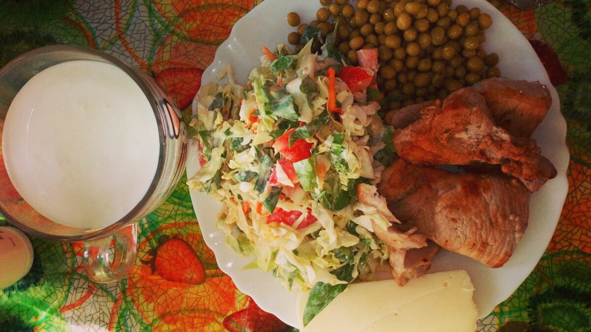 Жареная свинина, сыр, зеленый горошек, салат, кефир.