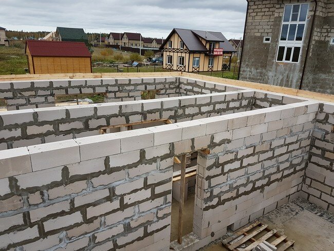 Закончили последний ряд перед заливкой армпояса.