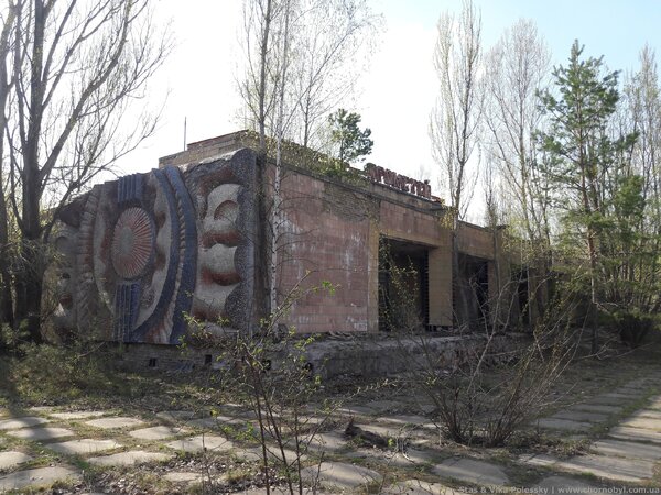 Пробрались в кинотеатр города-призрака Припять в Чернобыльской зоне