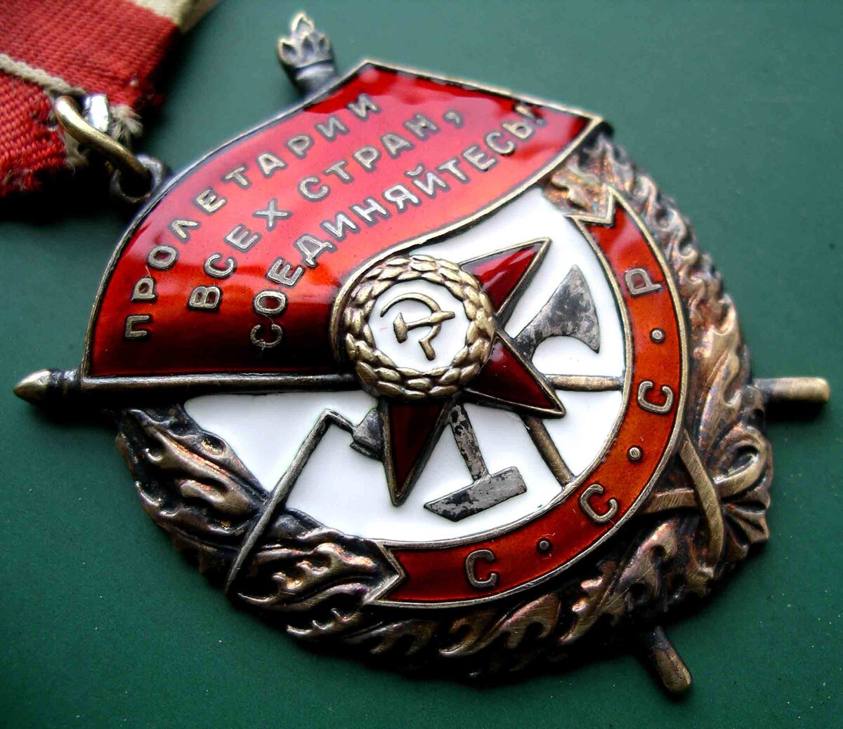 Идея первой награды Советской России возникла летом 1918 года. В стране началась Гражданская война, и военное командование считало необходимым отмечать отличившихся бойцов Красной Армии.