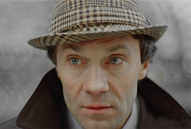 Потом он приходит свататься к Оле. Очень нагло. И это наглость глупца, а не мачо. Кадр из фильма «Зимняя вишня» (1985). Скрин экрана.