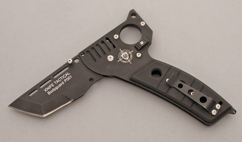 Людям, постоянно работающим с огнестрельным оружием, удается быстро применять такой нож благодаря его "пистолетной" конструкции