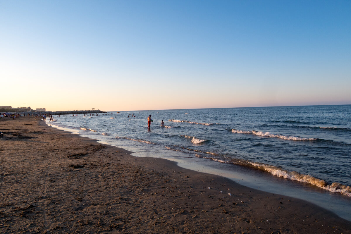 Каспийск отдых на море. Каспий море Дагестан. Каспий завод Каспийское море. Феодосия Каспийское море. Каспийский пляж Дагестан.