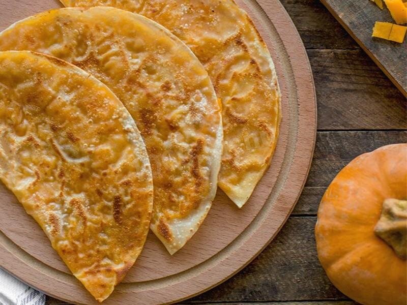 Чуду с тыквой. Кутабы с тыквой. Кутаб тыквенный. Азербайджанские кутабы с тыквой. Кутаб с тыквой